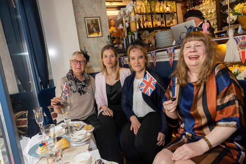 Barbara Mindner (65, v.l.), Lena Hohenwald (37), Franziska Schubert (38) und Jessica Nowoczien (37) feierten gemeinsam im „Eaton Place“.