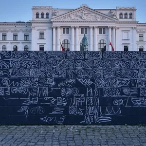 Das Denkmal vor dem Rathaus Altona wurde beschmiert.