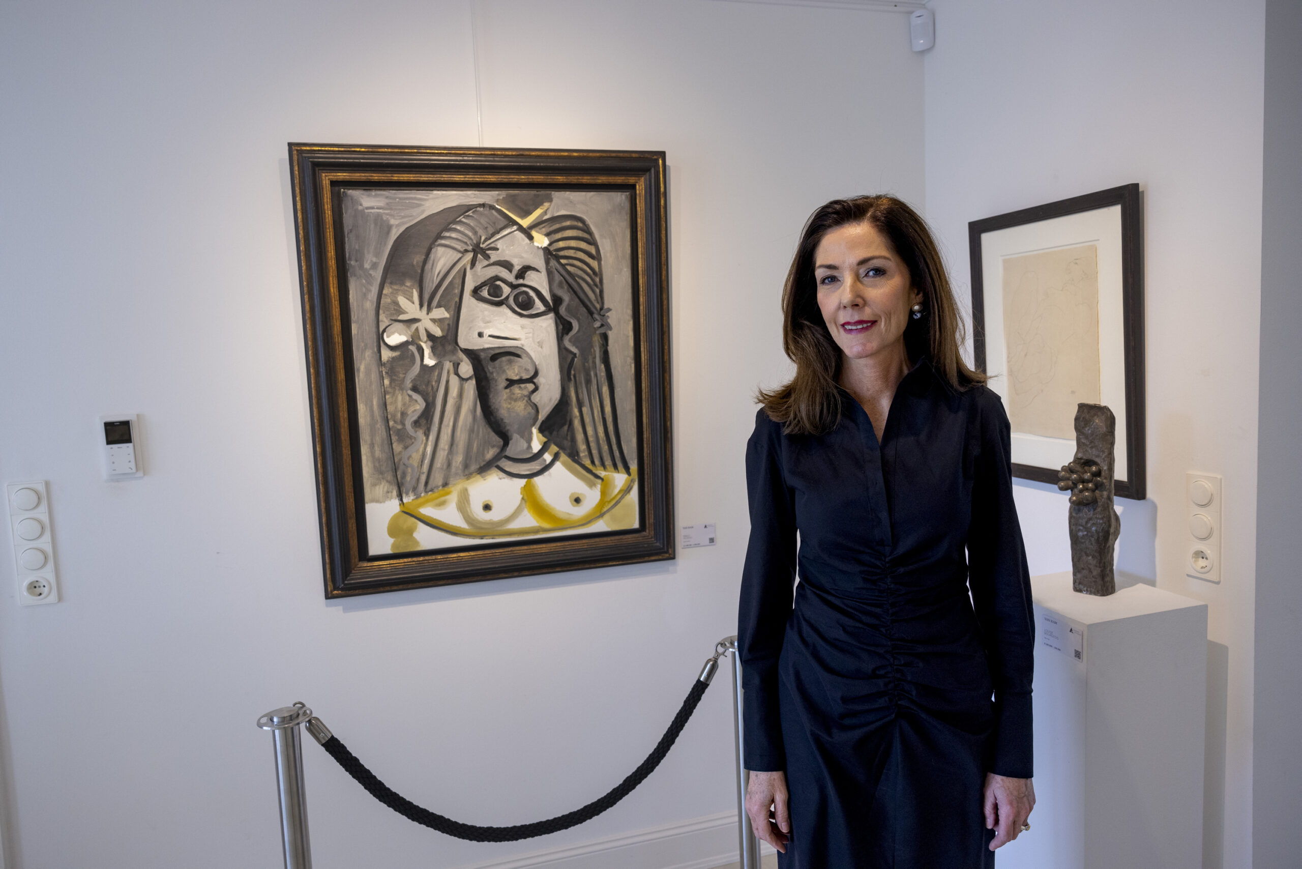 Katrin Stangenberg vom Auktionshaus Van Ham neben dem Picasso, der versteigert wird.