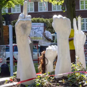 Akt des Widerstands: Das neue Mahnmal vor dem iranischen Konsulat zeigt Hände mit kämpferischen Gesten.