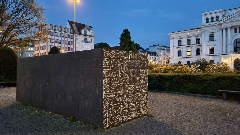 Das bekritzelte Holocaust-Mahnmal auf dem Platz der Republik in Hamburg-Altona