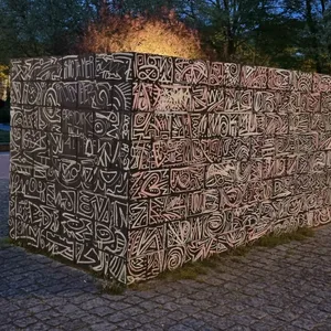 Das Holocaust-Mahnmal vor dem Altonaer Rathaus wurde schon wieder beschmiert.