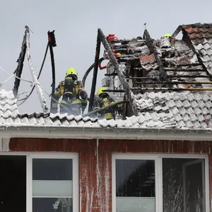 Durch ihren raschen Einsatz konnten die Einsatzkräfte das Übergreifen des Feuerwehrs auf weitere Gebäudeteile verhindern.
