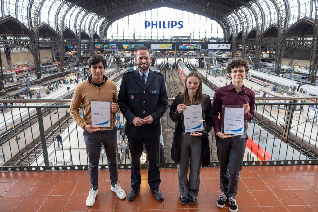 Polizeioberrat Jan Müller mit den drei Lebensrettern Jose, Caro und Simon (v.l.).