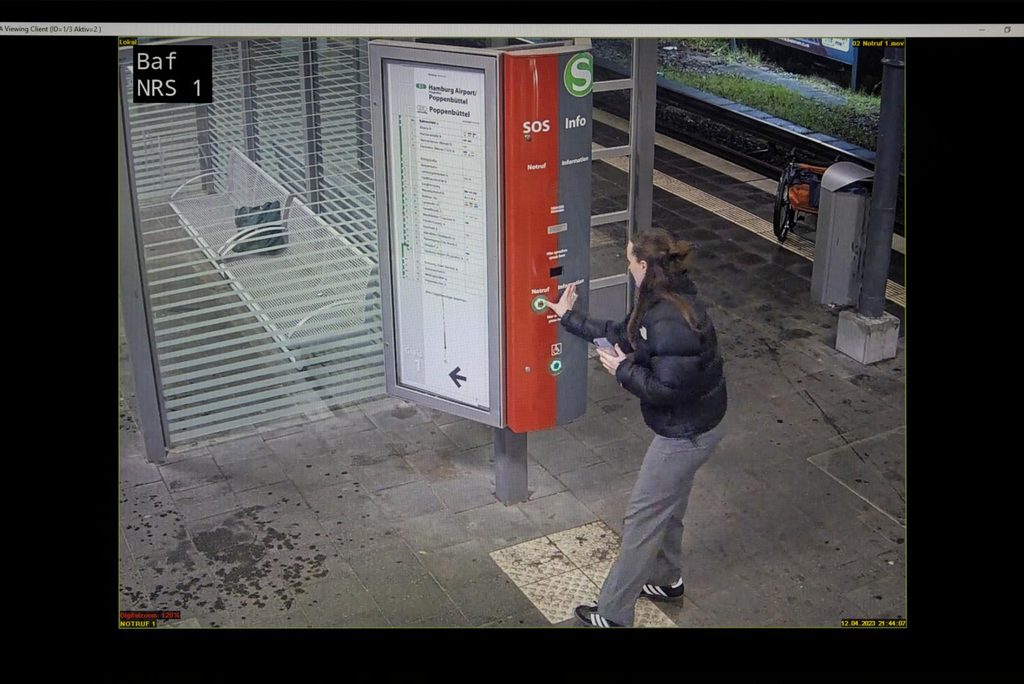 Caro drückt den Notrufknopf.