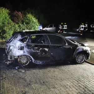 Das Auto wurde durch die Flammen komplett zerstört.