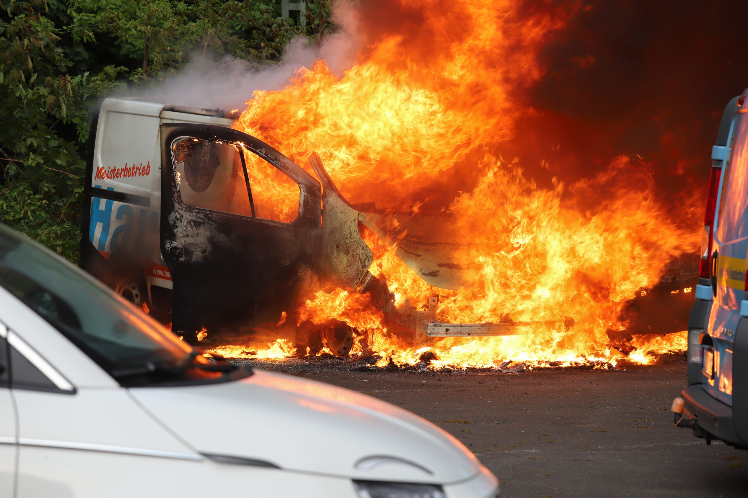 Autos in Itzehoe in Flammen – Bahnverkehr eingeschränkt