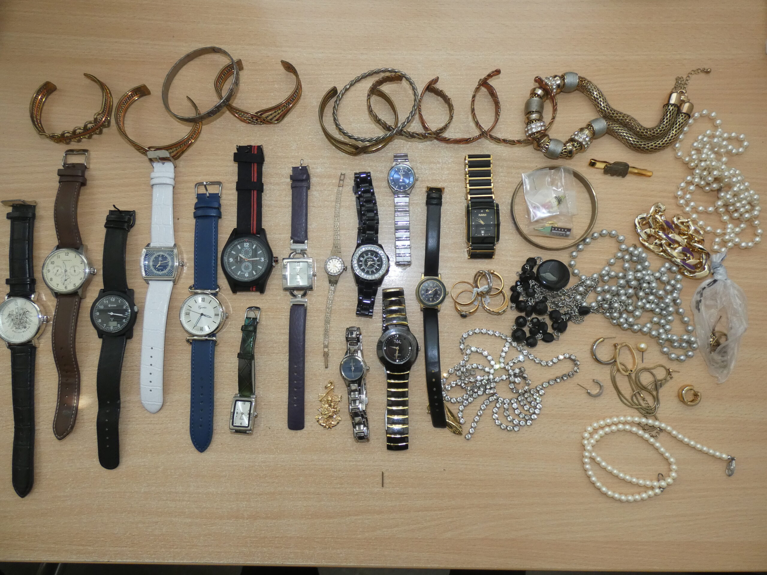 Schmuck in Mülleimer in Cuxhaven gefunden: Armbanduhren, Ketten und Armreifen