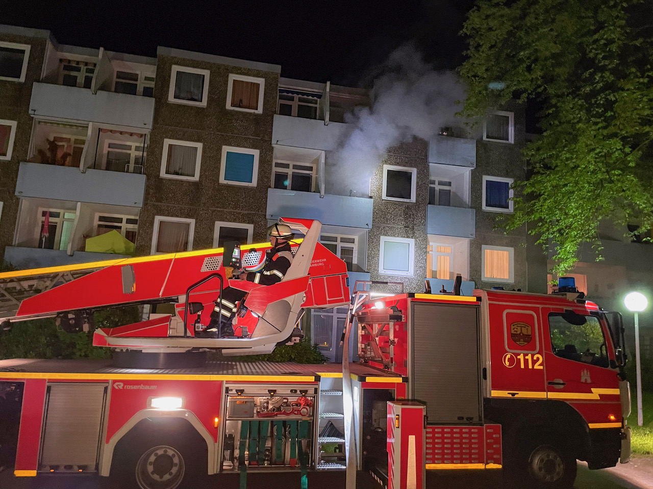 Bei Wohnungsbrand in Hamburg – Feuerwehrmänner finden tote Person