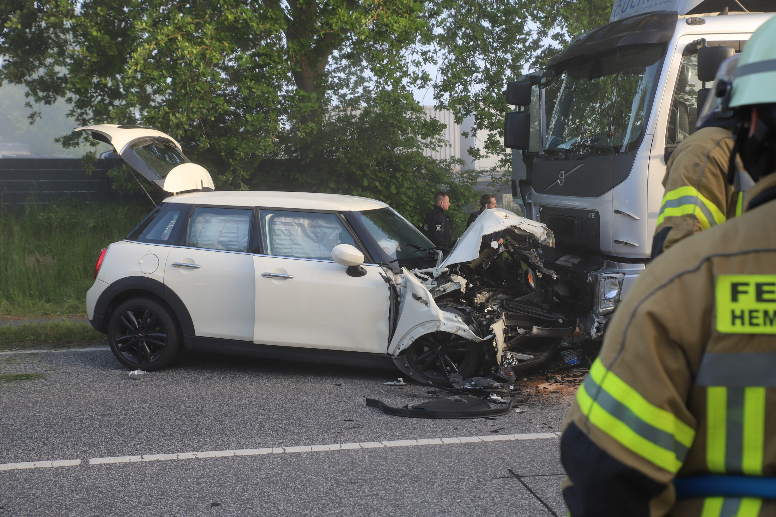 Die Unfallstelle in Hemmigstedt: Die Motorhaube des Mini wurde vollständig zerstört