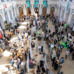 Besucher sind auf der Fachmesse Food Innovation Camp in der Handelskammer unterwegs.