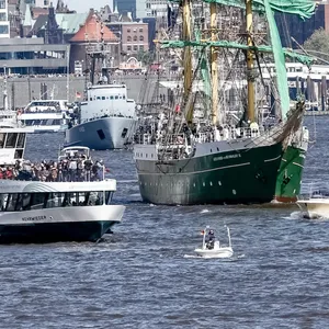 Der deutsche Großsegler Alexander von Humboldt nimmt an der Auslaufparade des 830. Hamburger Hafengeburtstags teil. Die Veranstaltung gilt als das weltweit größtes Hafenfest.