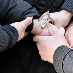 Polizisten nahmen den mutmaßlichen Täter fest. (Symbolfoto)