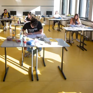 Schüler in einem Klassenraum schreiben eine Klausur (Symbolbild)