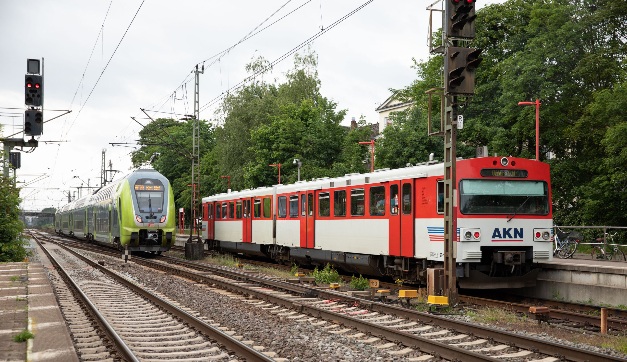 Zwei Züge am Bahnhof Elmshorn. Am Freitagnachmittag musste die Bahnstrecke wegen eines Feuerwehreinsatzes gesperrt werden.