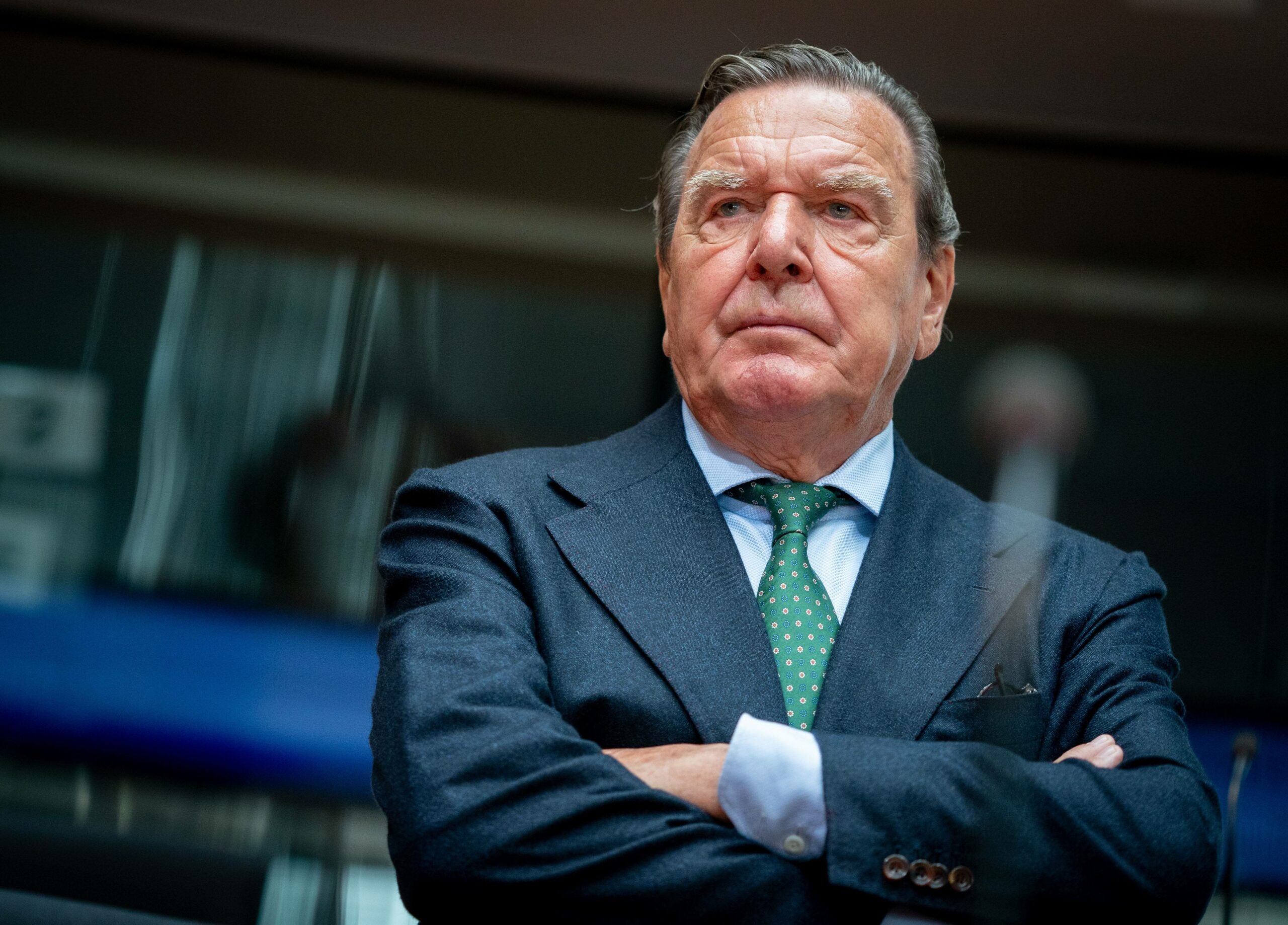 Aufnahme von Gerhard Schröder bei einer ANhörung im Bundestag.