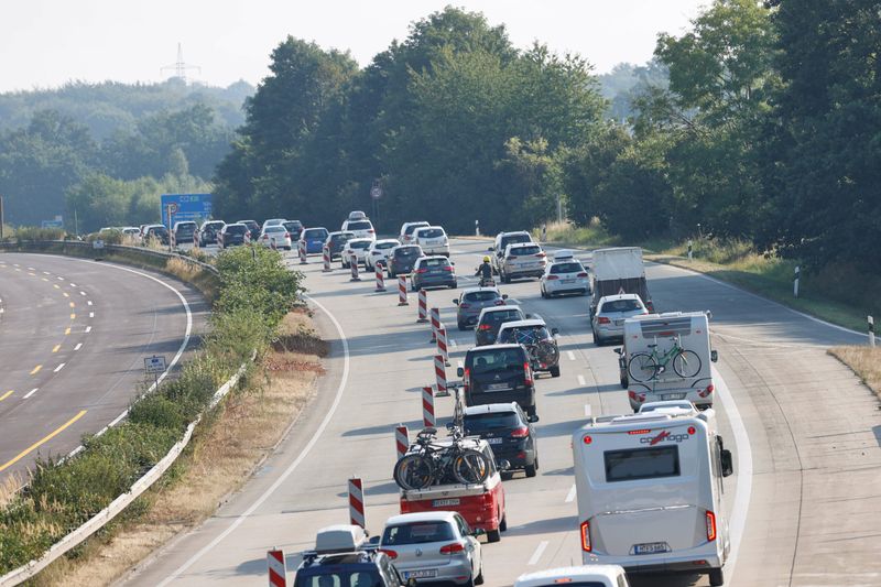 Stockender Verkehr auf der A1 zwischen Hamburg und Lübeck.