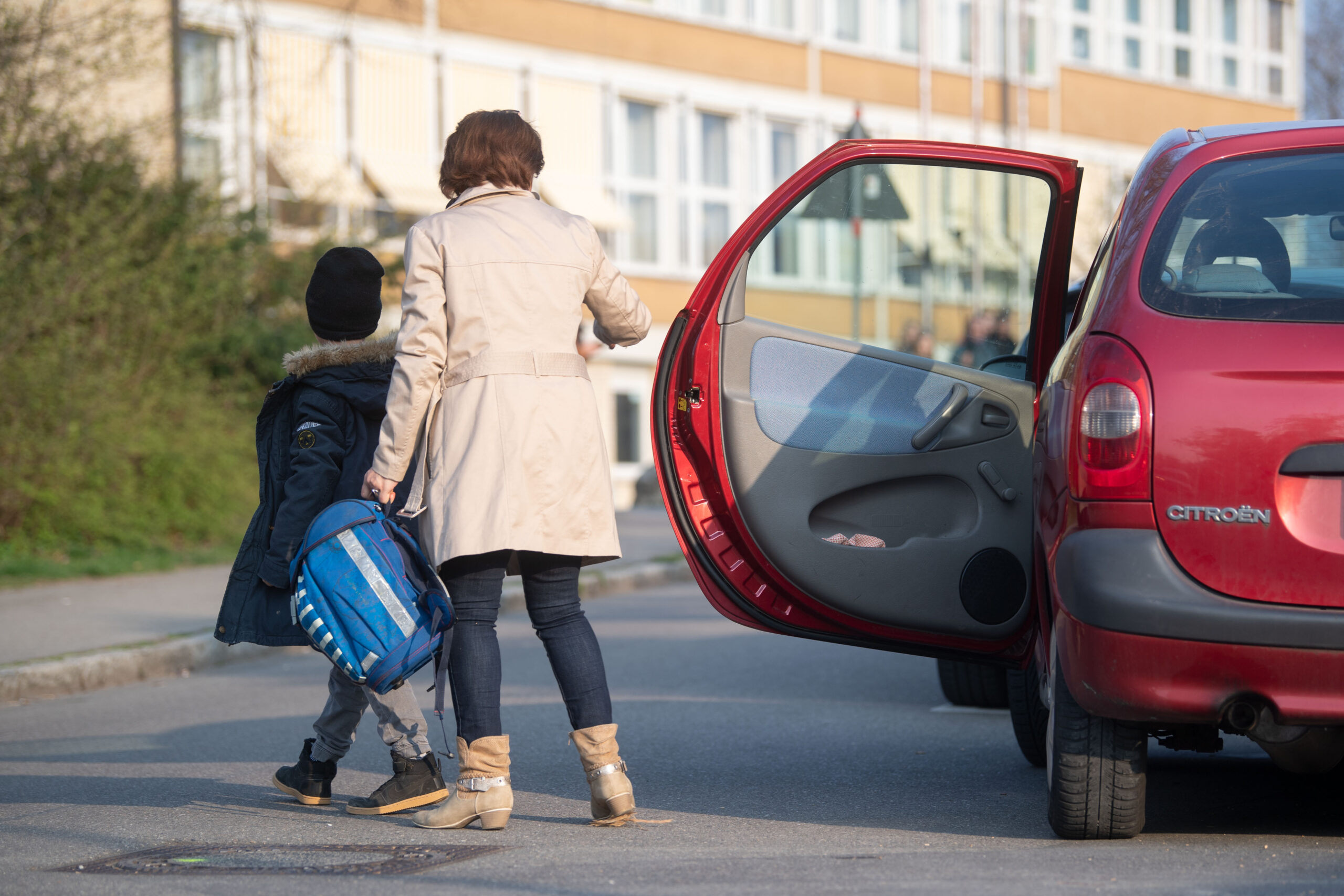 Einige Eltern bringen ihre Kinder täglich mit dem Auto bis zur Schule – das kann allerdings auch zu Problem führen. (Symbolbild)