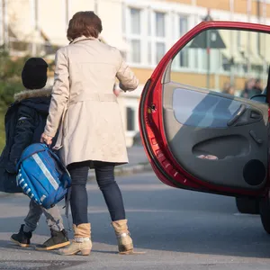 Einige Eltern bringen ihre Kinder täglich mit dem Auto bis zur Schule – das kann allerdings auch zu Problem führen. (Symbolbild)