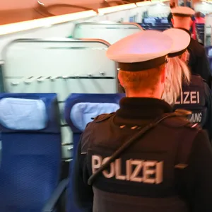 Im ICE nach Hamburg – Mann entblößt sich vor Frau