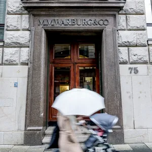 Passanten gehen an der Eingangstür des Bankhauses M.M.Warburg & CO vorbei.