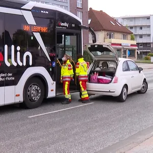 Rettungskräfte am Einsatzort. Mehrere Fahrgäste wurden bei dem Unfall verletzt.