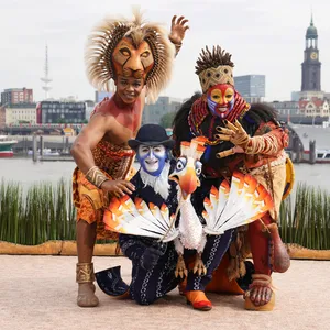 Sie stehen im „König der Löwen“ auf der Bühne: Hope Maine als Simba (v.l.n.r.), Joachim Benoit als Zazu und Thenjiwe Nofemele als Rafiki.