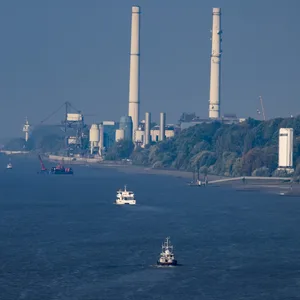 Blick auf das Kohlekraftwerk Wedel von der Elbe aus.