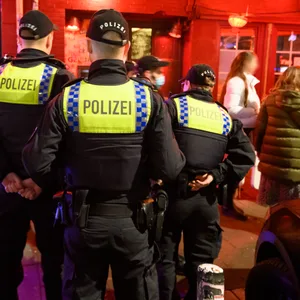 Polizisten stehen vor einem Club am Hamburger Berg auf St. Pauli (Archivbild).