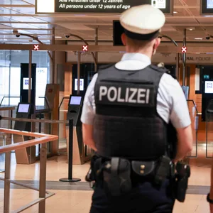 Am Hamburger Flughafen – reisender kam in U-Haft