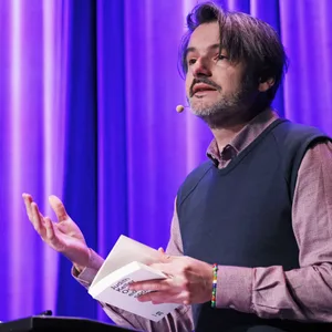 Lit.Cologne: Sasa Stanisic, Schriftsteller, spricht auf der Lit.Cologne bei einer Lesung. (Archivbild)