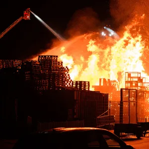 Großbrände wie diesen in Bahrenfeld musste die Hamburger Feuerwehr im vergangenen Jahr 26 Mal löschen.