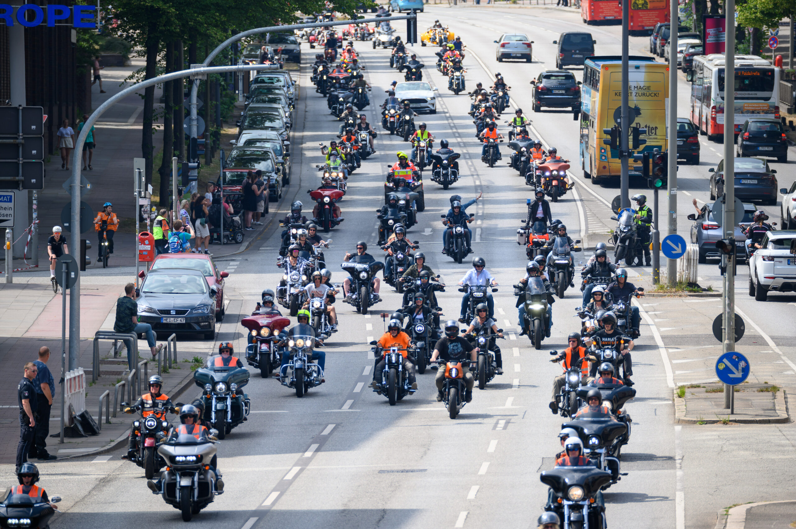 Teilnehmer der Parade des vergangenen Jahres fahren auf ihren Motorrädern über die Willy-Brandt-Straße