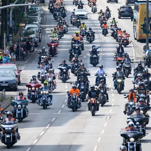 Teilnehmer der Parade des vergangenen Jahres fahren auf ihren Motorrädern über die Willy-Brandt-Straße