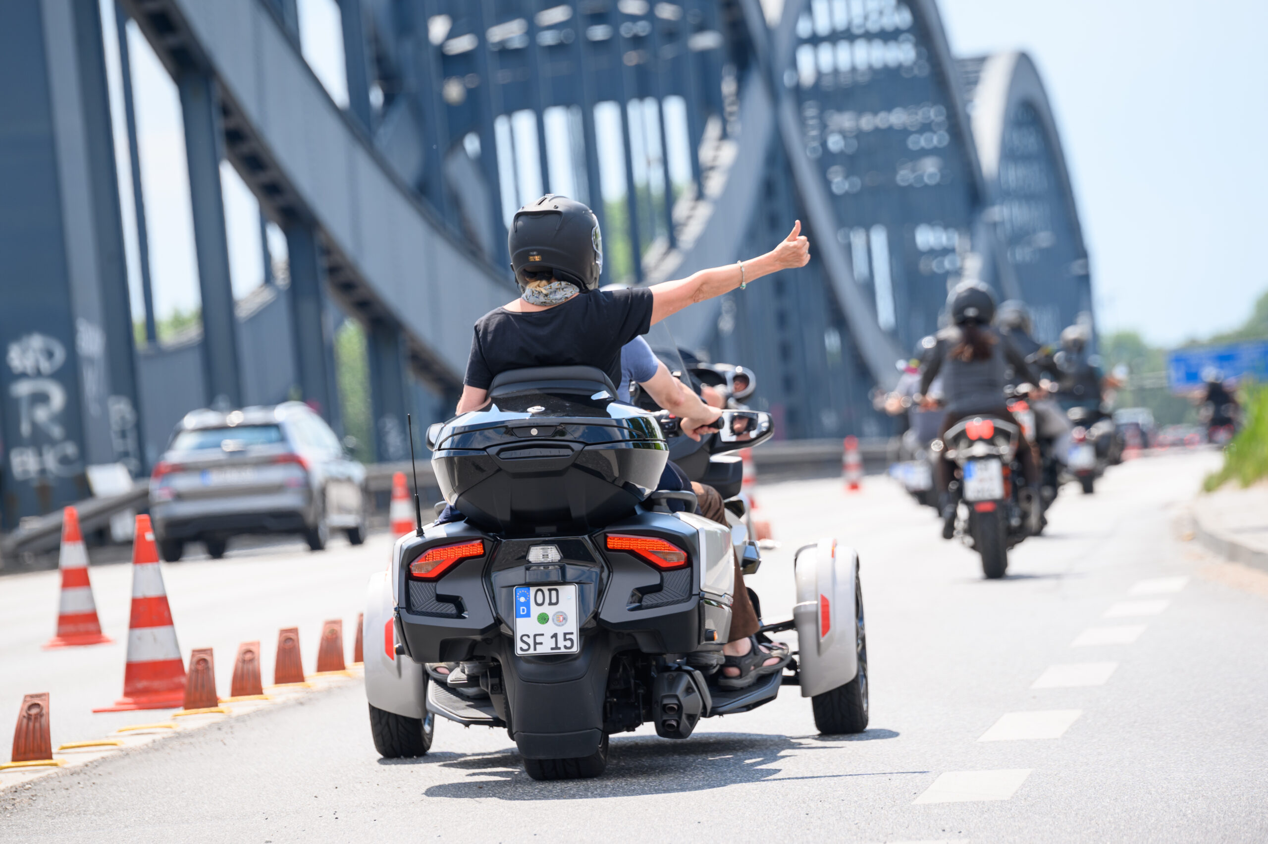 パレードの参加者はバイクに乗ってエルベ川の橋を渡ります。