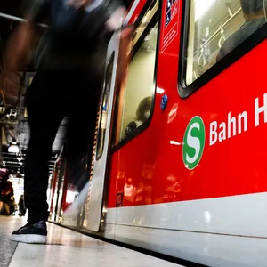 Eine S-Bahn im Hamburger Hauptbahnhof