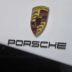 Porsche kracht gegen zwei Bäume – gegenüber den Polizisten wird der Fahrer herablassend