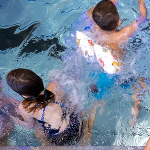 Kinder in Schwimmbecken