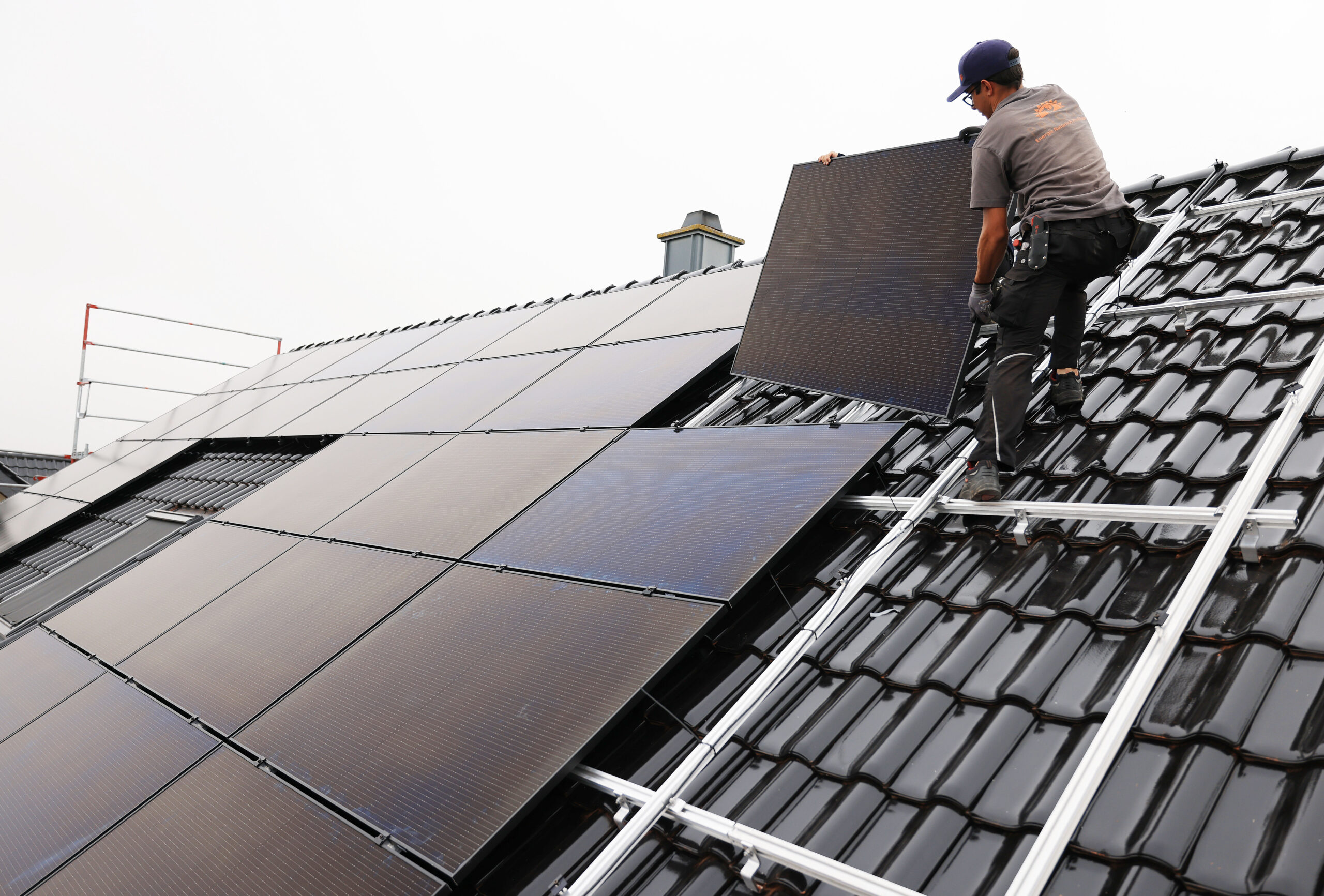 Ab 2025 ist bei jeder vollständigen Dachsanierung die Installation einer Solaranlage Pflicht (Symbolbild).