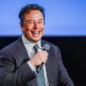 Elon Musk lacht