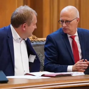 Umweltsenator Jens Kerstan (Grüne) und Bürgermeister Peter Tschentscher (SPD). Was hat Hamburg beim geplanten Heizungstausch anders gemacht?