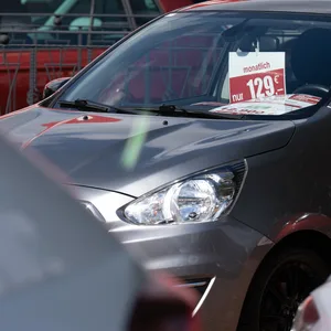 Autos stehen vor einem Autohaus