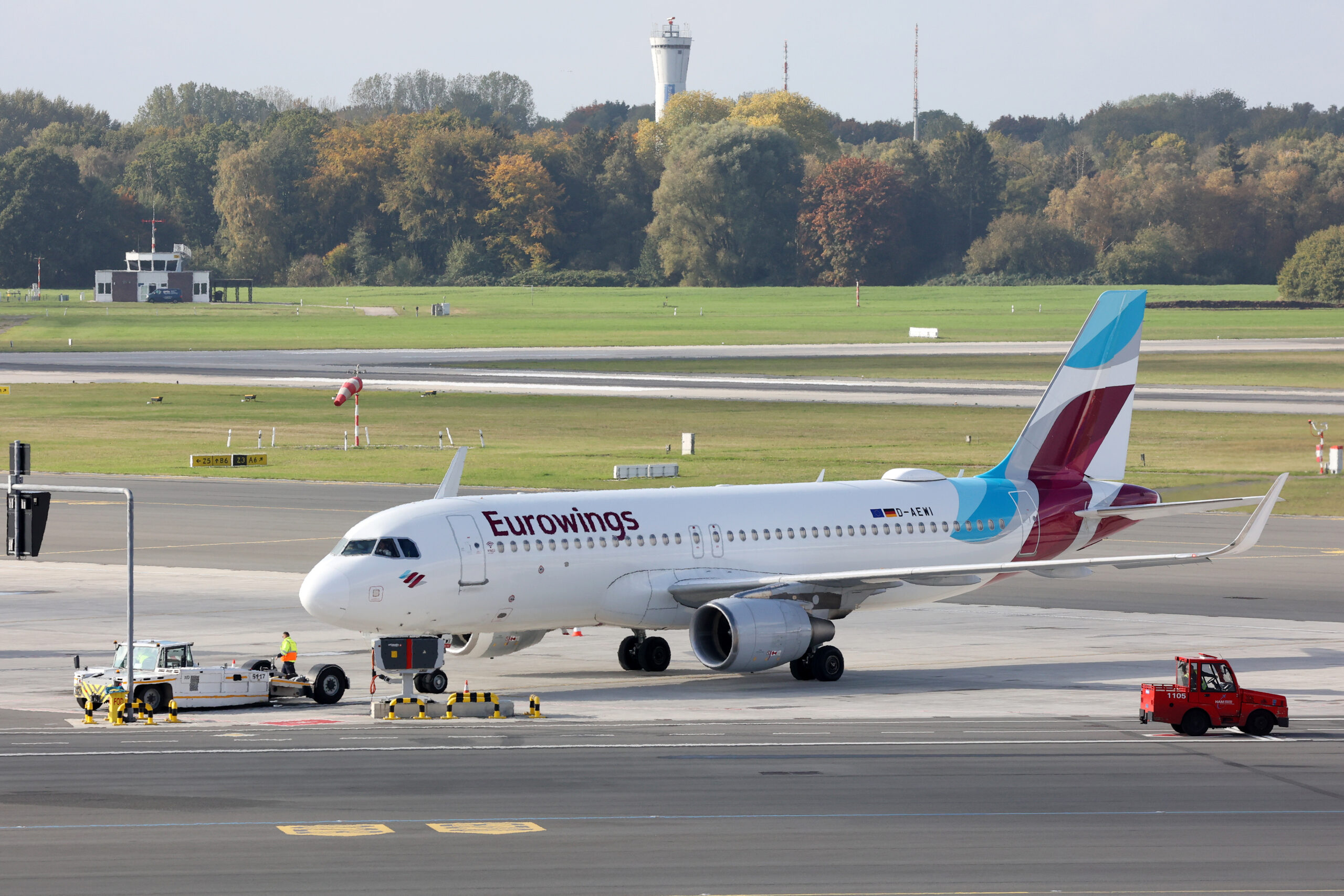 Eine Maschine der Fluggesellschaft Eurowings steht auf dem Flughafen Hamburg.