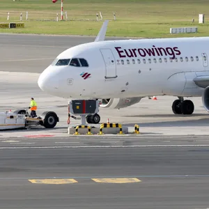 Eine Maschine der Fluggesellschaft Eurowings steht auf dem Flughafen Hamburg.