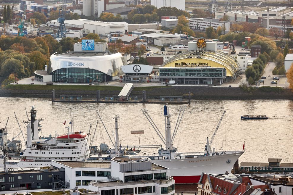 Blick auf die Stage-Musical-Theater „Die Eiskönigin“ und „Der König der Löwen“ im Hafen.