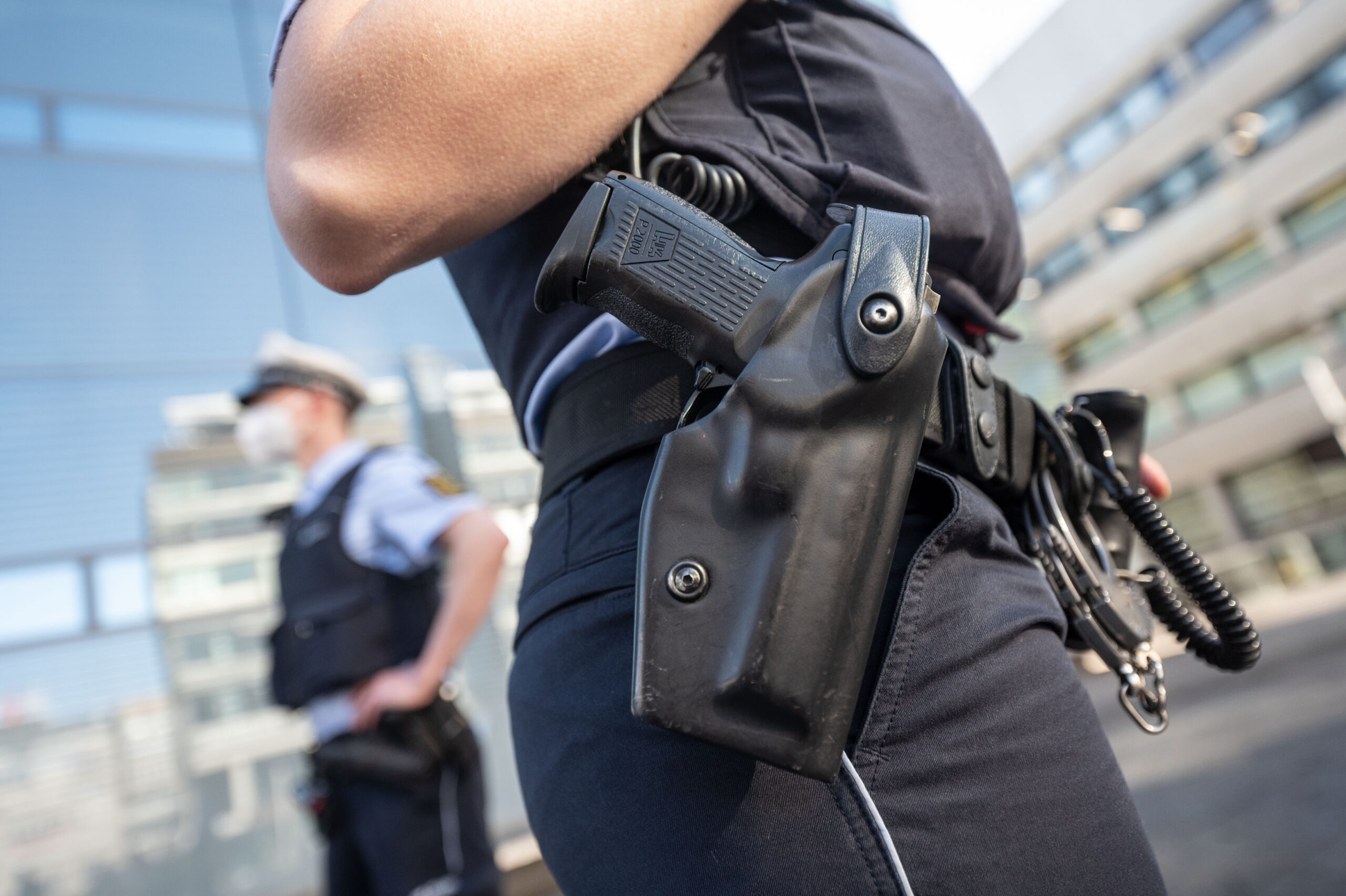 Die Dienstwaffe einer Polizeibeamtin steckt im Holster, Nahaufnahme.