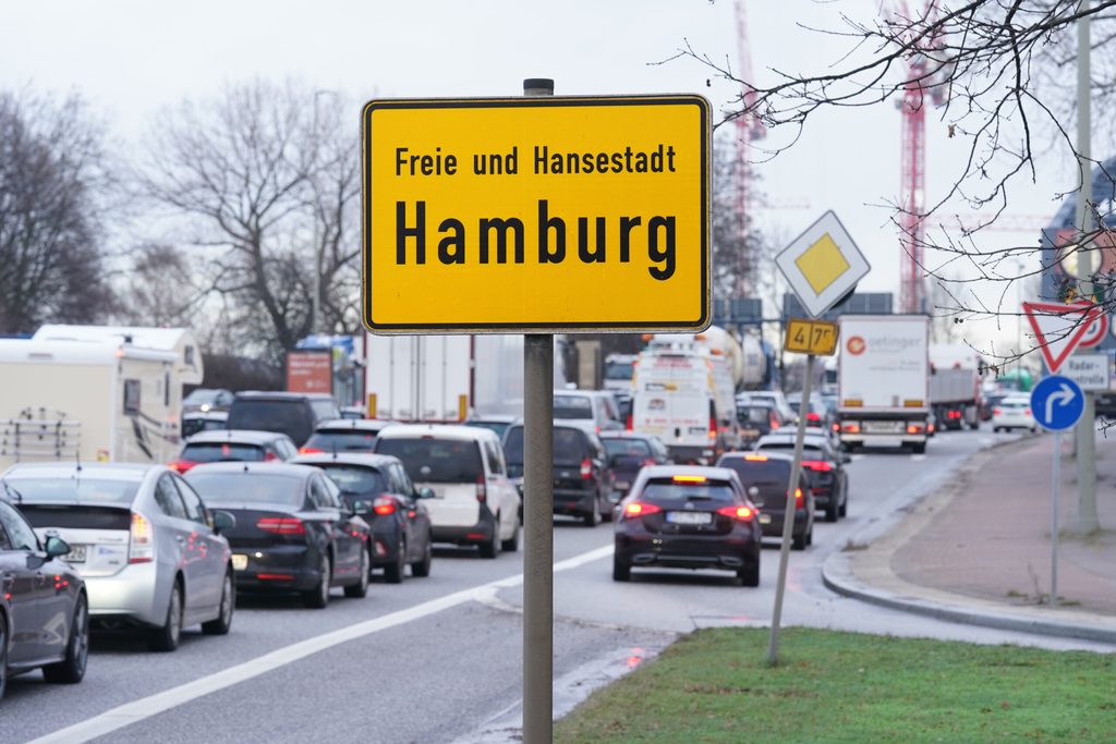 Nur noch das Ortsschild steht vor den Elbbrücken. Es zeigt an, dass hier, wie innerorts üblich, Tempo 50 gilt (Archivfoto).
