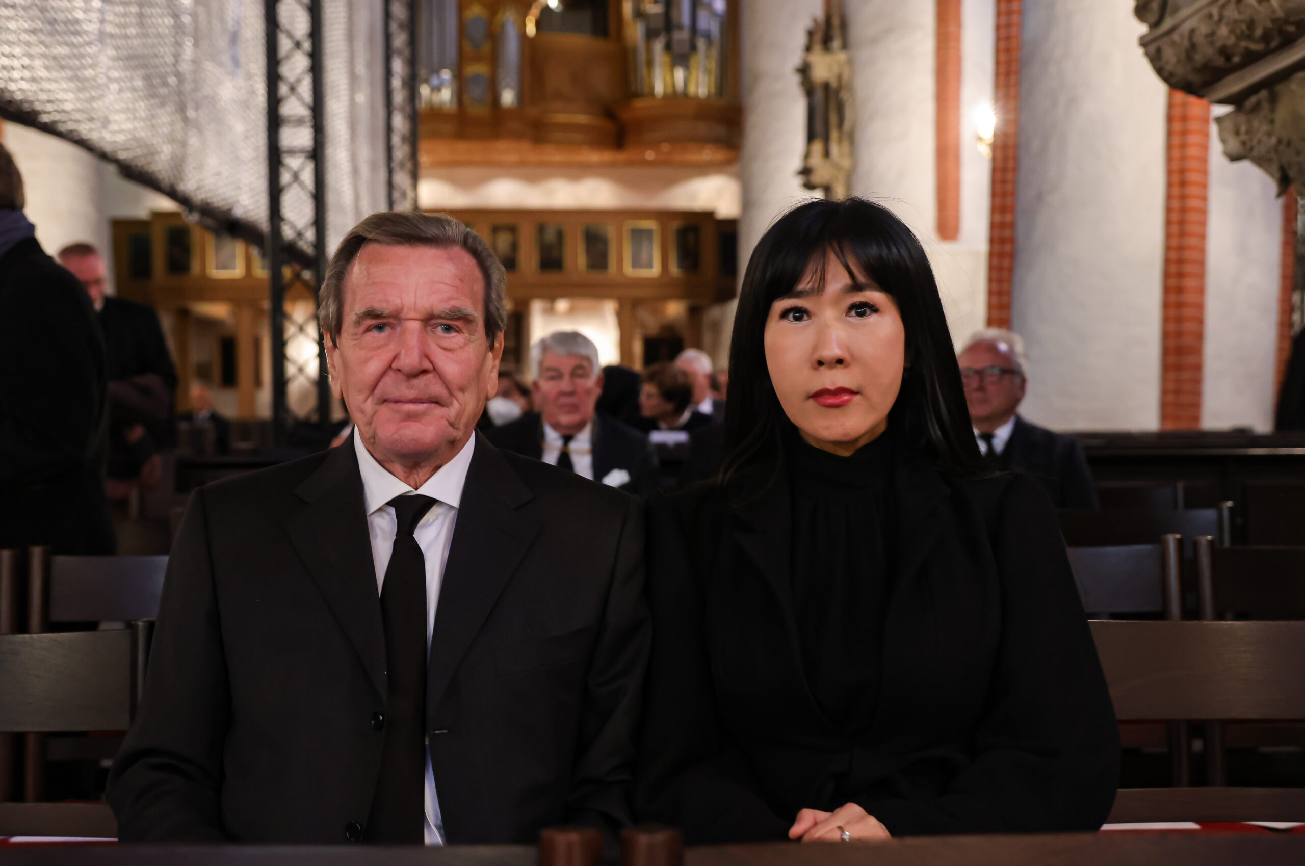 Der ehemaliger Bundeskanzler Gerhard Schröder und seine Frau So-yeon Schröder-Kim nehmen an der Gedenkfeier des Zeitverlages für den gestorbenen Journalisten Sommer in der Hauptkirche St. Jacobi in Hamburg teil. (Archivbild)