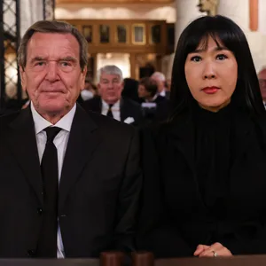 Der ehemaliger Bundeskanzler Gerhard Schröder und seine Frau So-yeon Schröder-Kim nehmen an der Gedenkfeier des Zeitverlages für den gestorbenen Journalisten Sommer in der Hauptkirche St. Jacobi in Hamburg teil. (Archivbild)