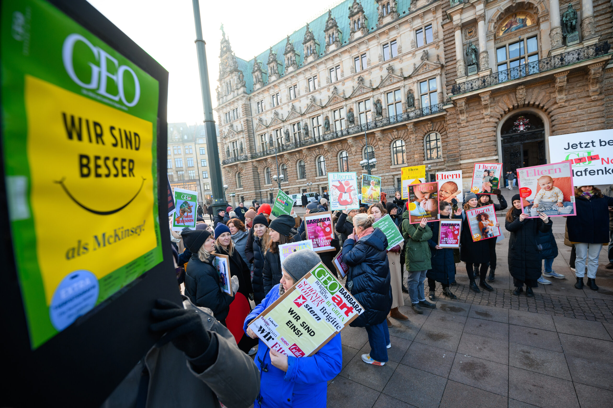 Mitarbeiter von Gruner + Jahr protestieren mit Plakaten auf dem Rathausmarkt in Hamburg. (Archivbild)